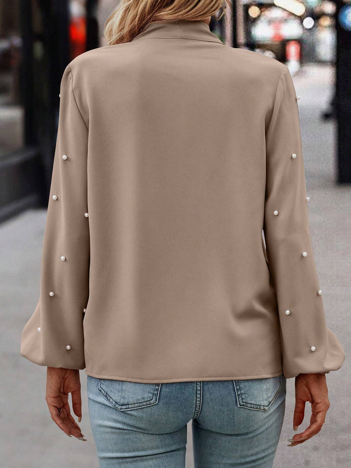 Chloé | Elegant Bluse med Knude Krave og Perler