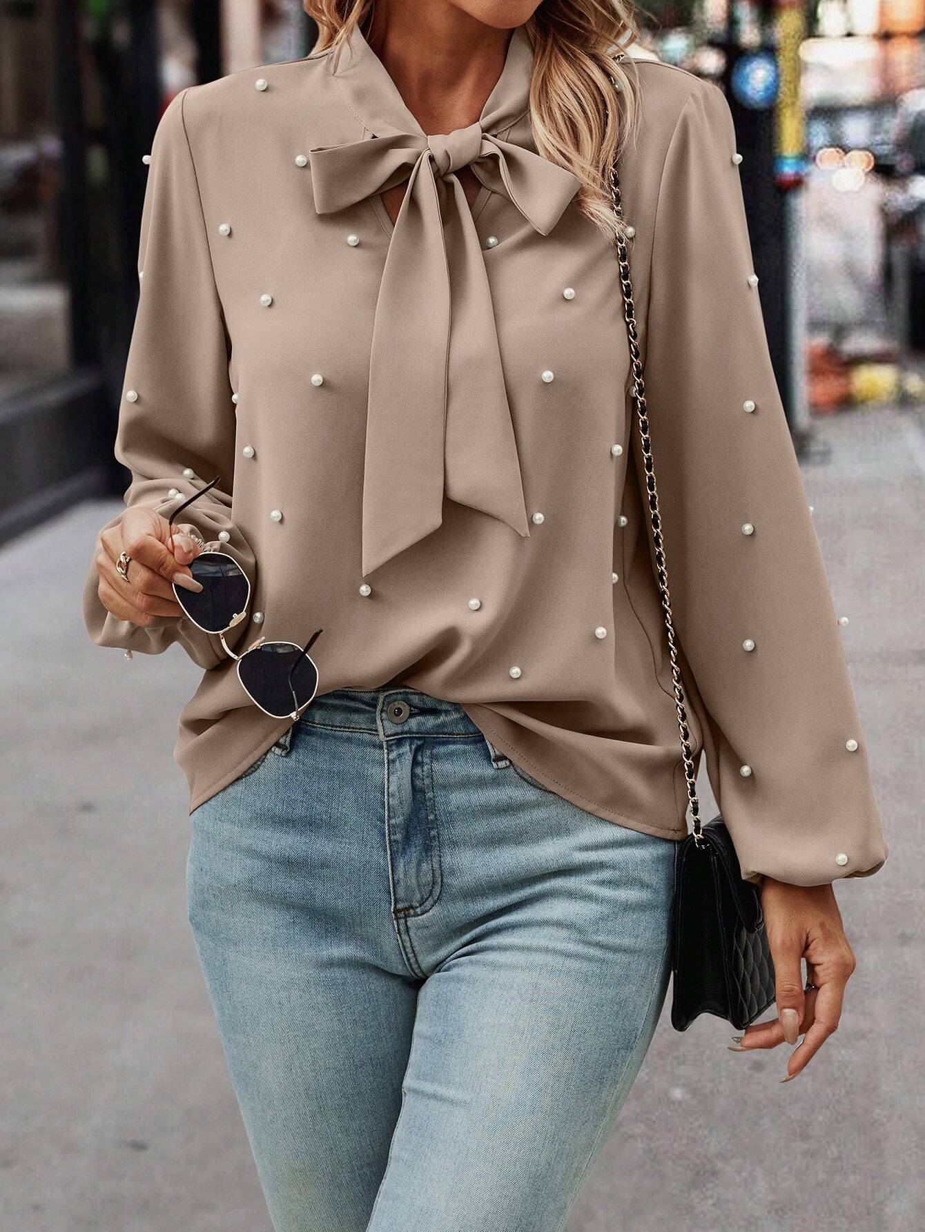 Chloé | Elegant Bluse med Knude Krave og Perler