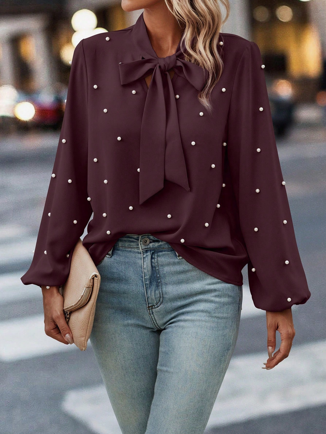 Chloé | Elegant Bluse med Knute Krage og Perler