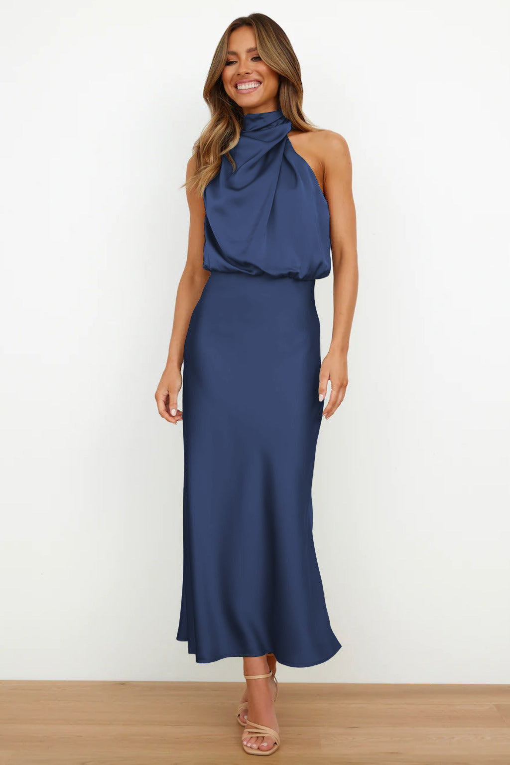 Carlina | Lang satin kjole med halterneck