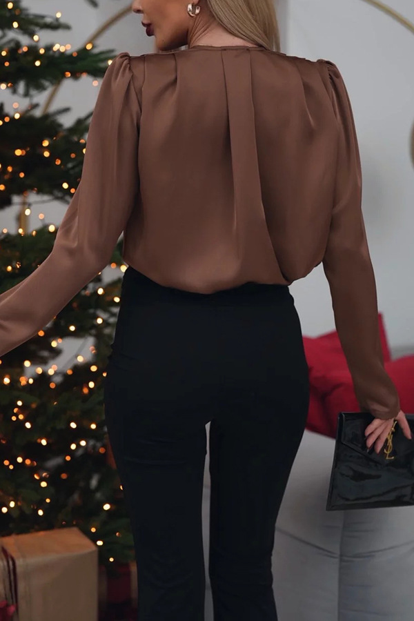 Clara | Elegant Satin Bluse med Blomsterdetalje