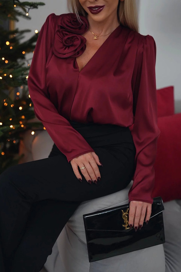 Clara | Elegant Satinbluse med Blomsterdetalje