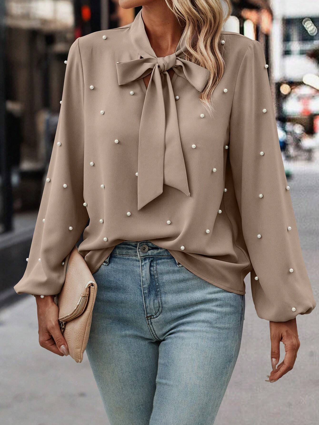 Chloé | Elegant Bluse med Knute Krage og Perler