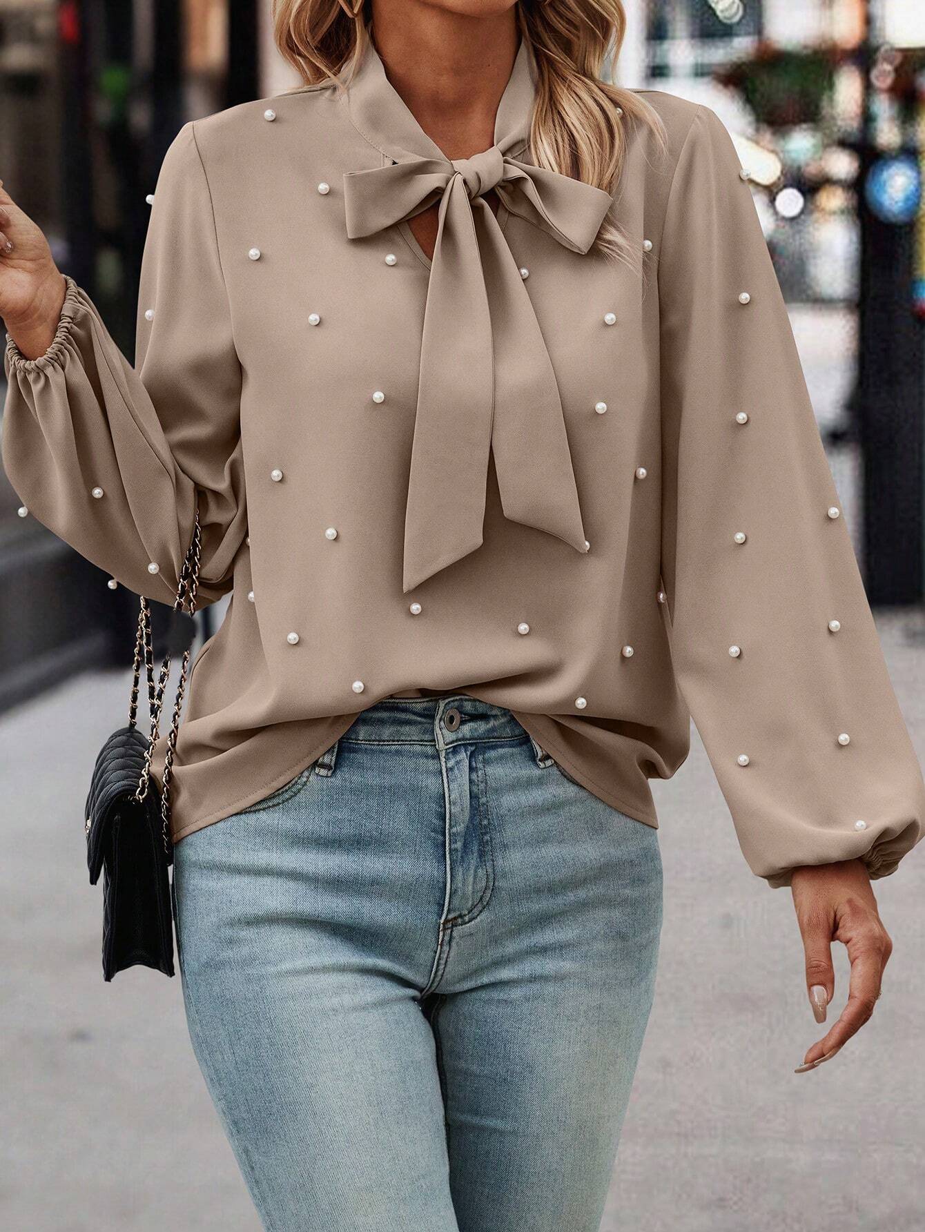 Chloé | Elegant Bluse med Knute Krage og Perler