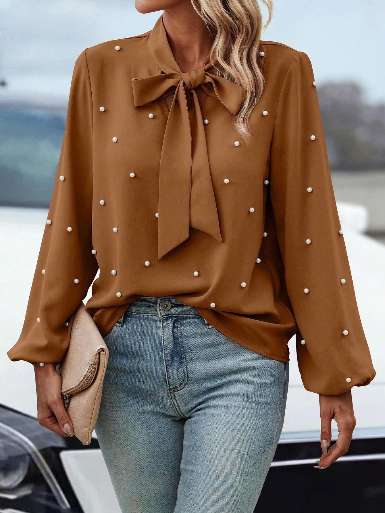 Chloé | Elegant Bluse med Knute Krage og Perler